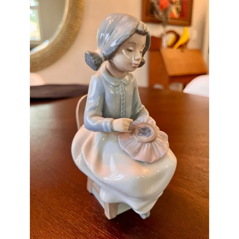 Vintage 1990 NAO Lladró Girl Sewing Embroidering Porcelain Figurine Spain 1130